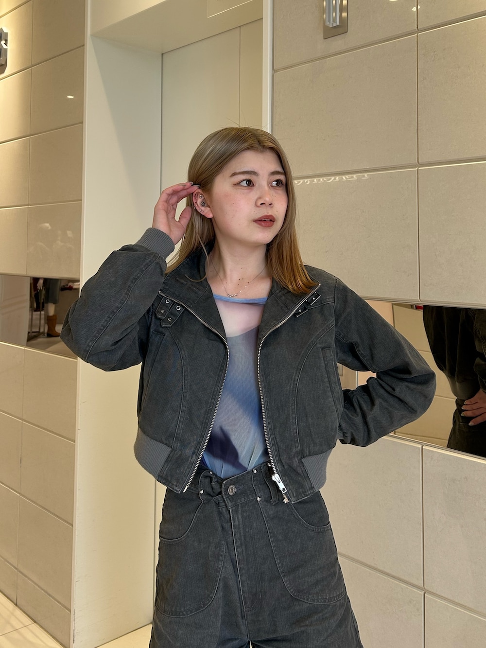 グレー系のブルゾン、グレー系のその他パンツ、ブルー系のTシャツ/カットソーを着用したレディースの春コーディネートの4枚目の写真