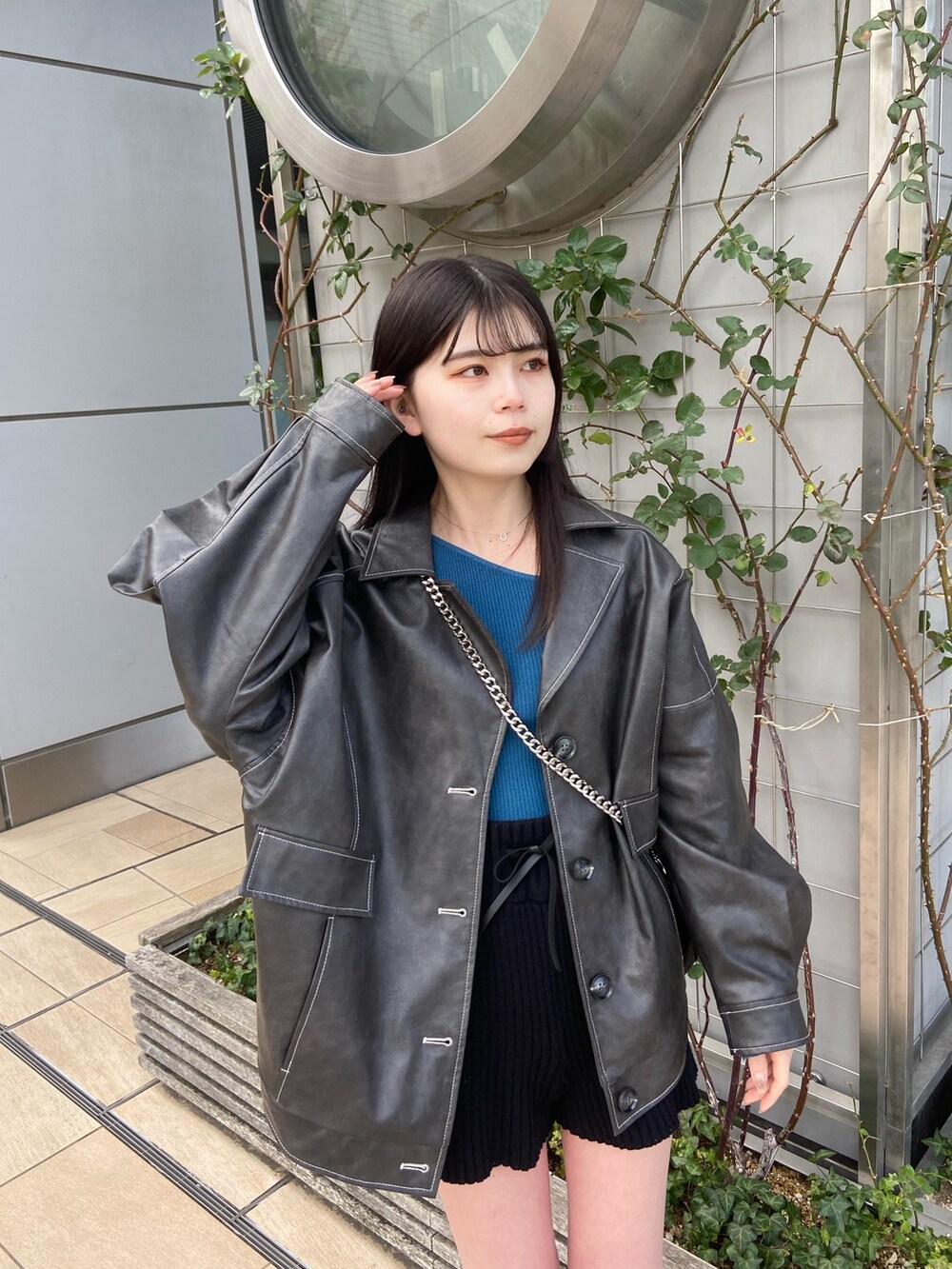 ブルー系のニット/セーター、グレー系のブルゾン、ブラック系のその他パンツを着用したレディースの冬コーディネートの4枚目の写真