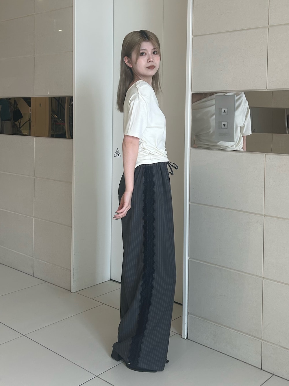 ホワイト系のTシャツ/カットソー、グレー系のその他パンツ、ブラック系のパンプスを着用したレディースの夏コーディネートの2枚目の写真