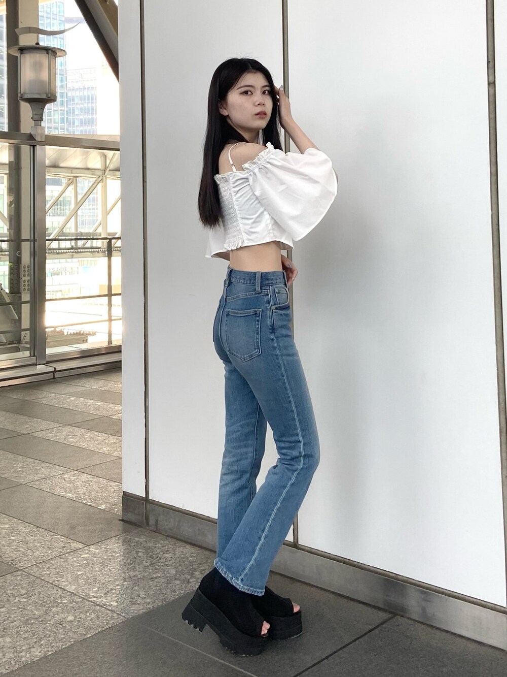 ホワイト系のシャツ/ブラウスを着用したレディースの夏コーディネートの2枚目の写真