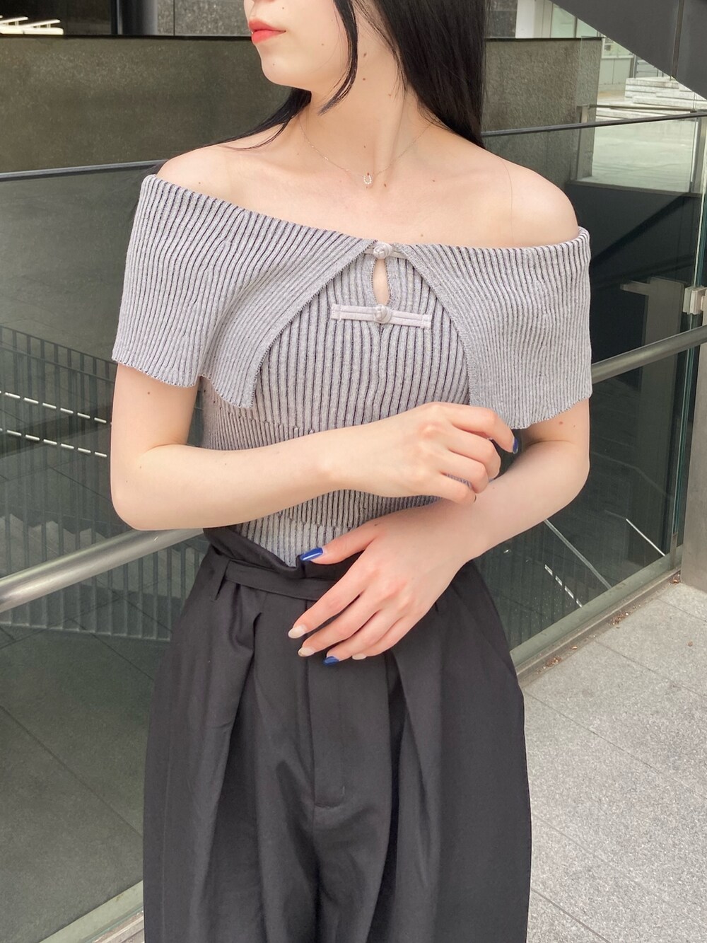 ブラック系のその他パンツ、グレー系のニット/セーターを着用したレディースの夏コーディネートの4枚目の写真