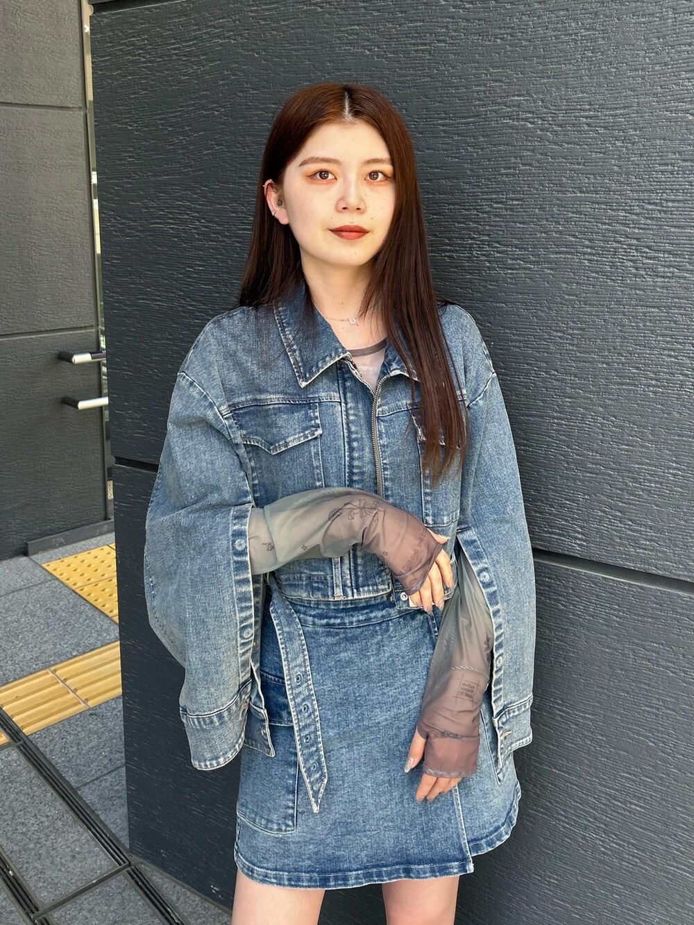 ブルー系のスカート、ブルー系のデニムジャケット、ブラック系のTシャツ/カットソーを着用したレディースの夏コーディネートの4枚目の写真
