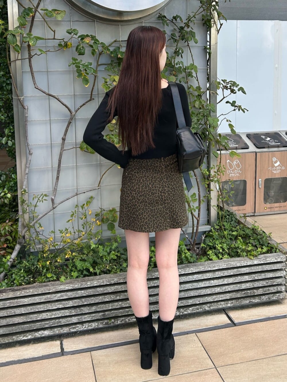 その他のスカート、ブラック系のニット/セーター、ブラック系のブーツを着用したレディースの冬コーディネートの3枚目の写真