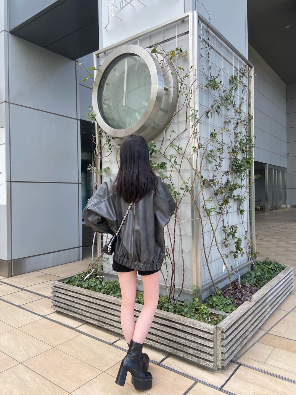 ブルー系のニット/セーター、グレー系のブルゾン、ブラック系のその他パンツを着用したレディースの冬コーディネートの2枚目の写真