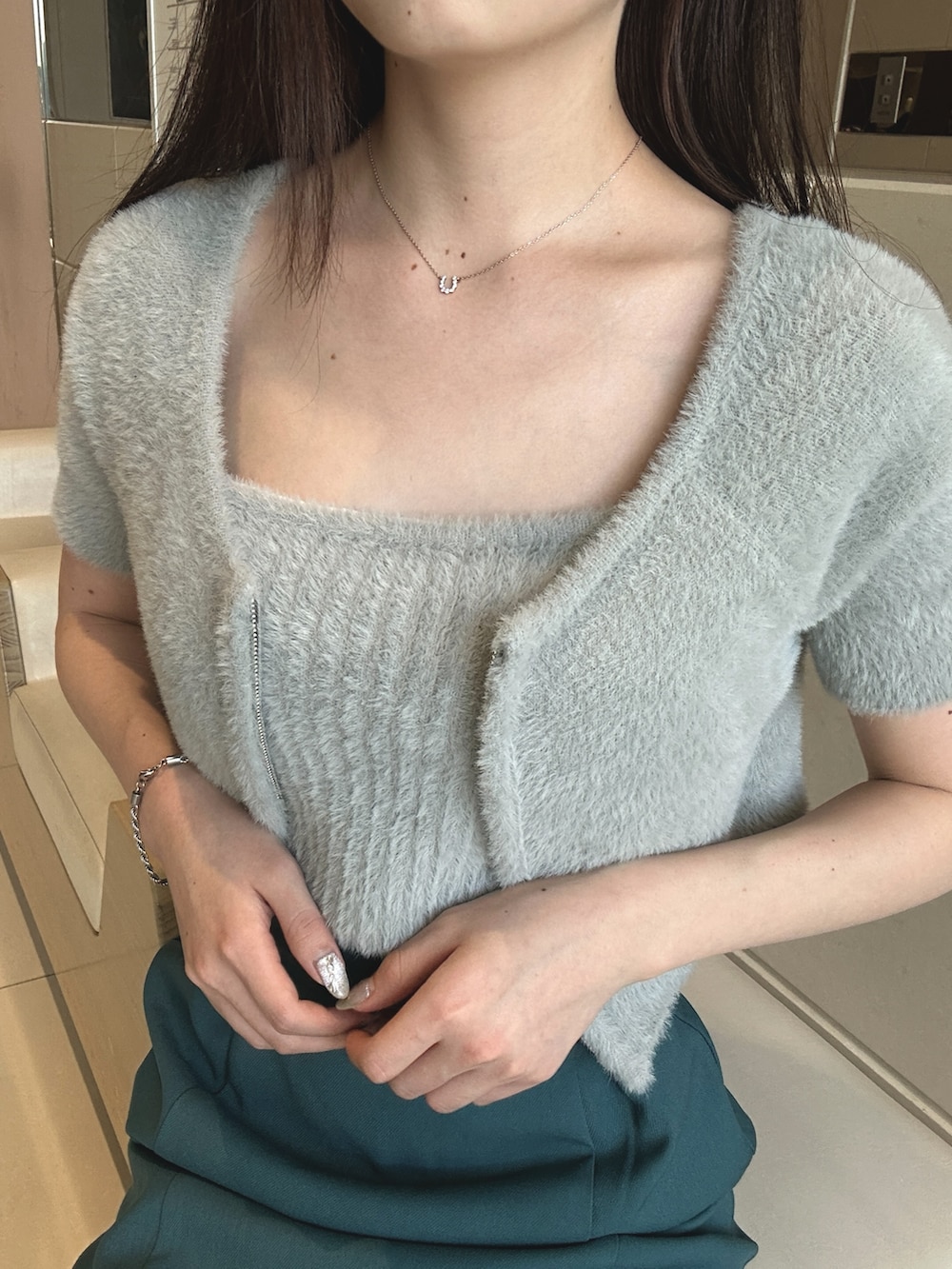 ブルー系のスカート、グレー系のニット/セーター、ブラック系のブーツを着用したレディースの秋コーディネートの4枚目の写真