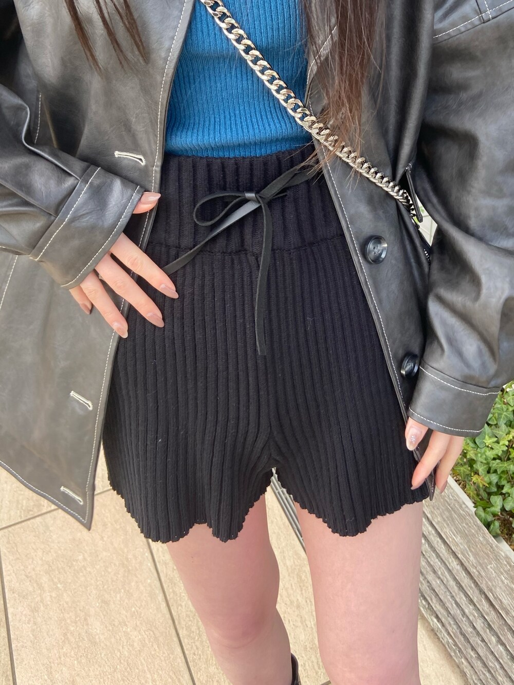 ブルー系のニット/セーター、グレー系のブルゾン、ブラック系のその他パンツを着用したレディースの冬コーディネートの6枚目の写真