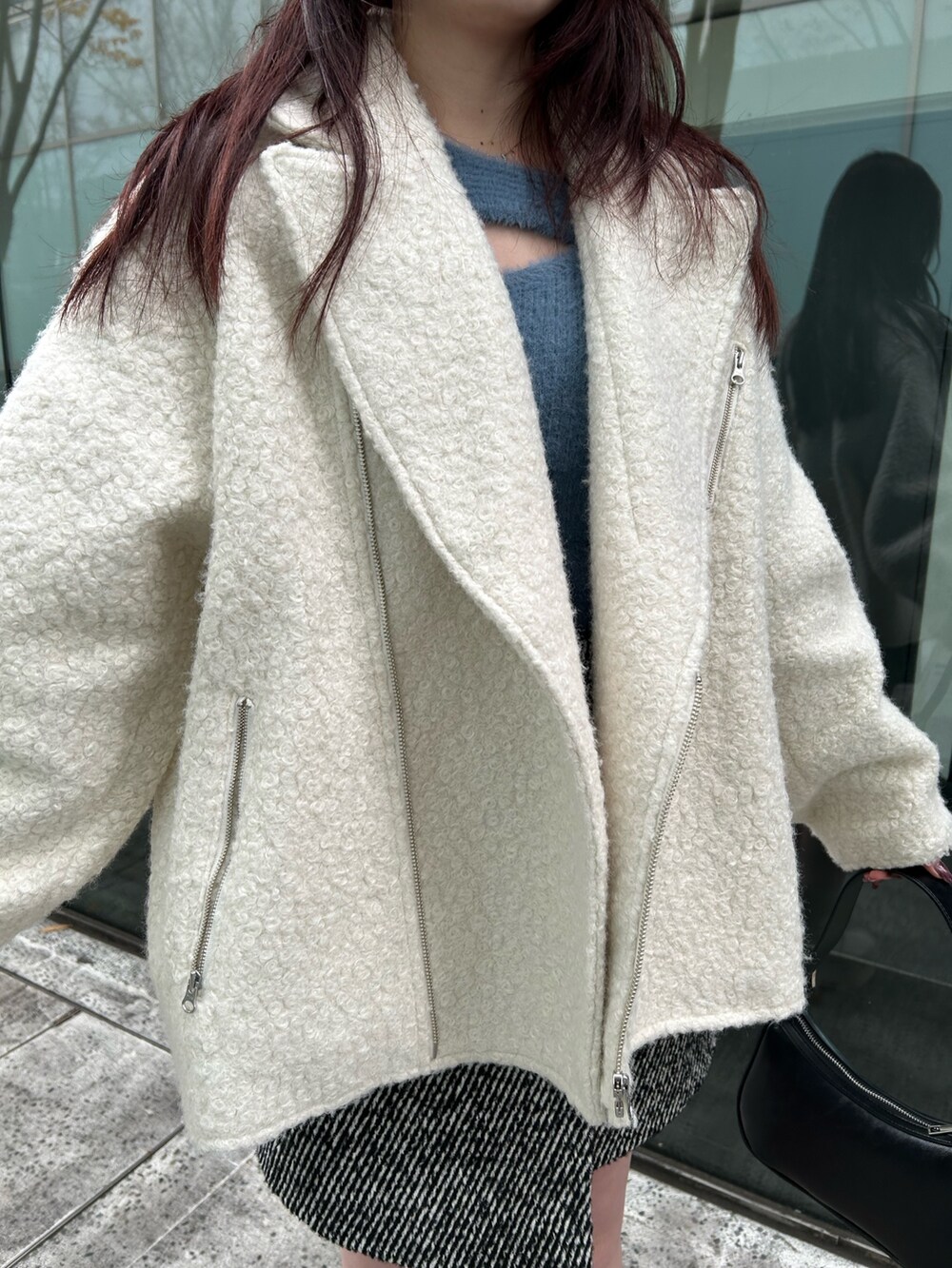 ホワイト系のブルゾン、ブルー系のニット/セーター、その他のスカートを着用したレディースの冬コーディネートの4枚目の写真