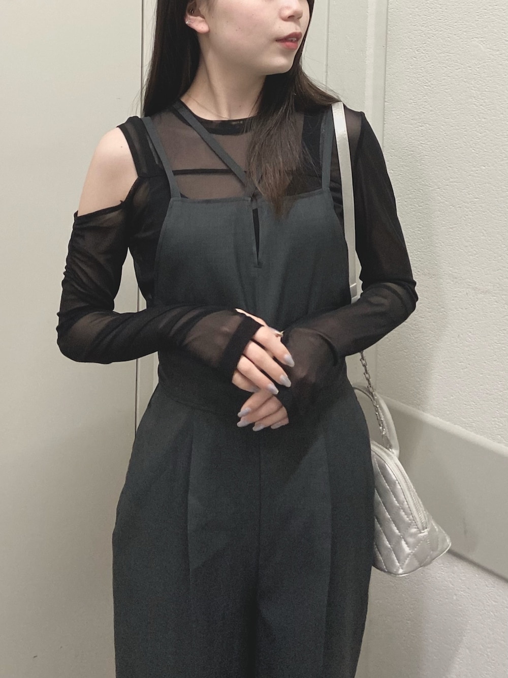 グレー系のワンピース、ブラック系のTシャツ/カットソー、ブラック系のブーツを着用したレディースの春コーディネートの4枚目の写真