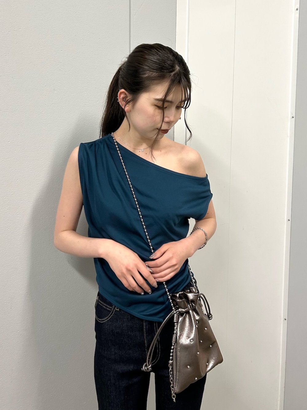 ブルー系のTシャツ/カットソー、ブルー系のデニムパンツ、ブラック系のサンダルを着用したレディースの夏コーディネートの4枚目の写真