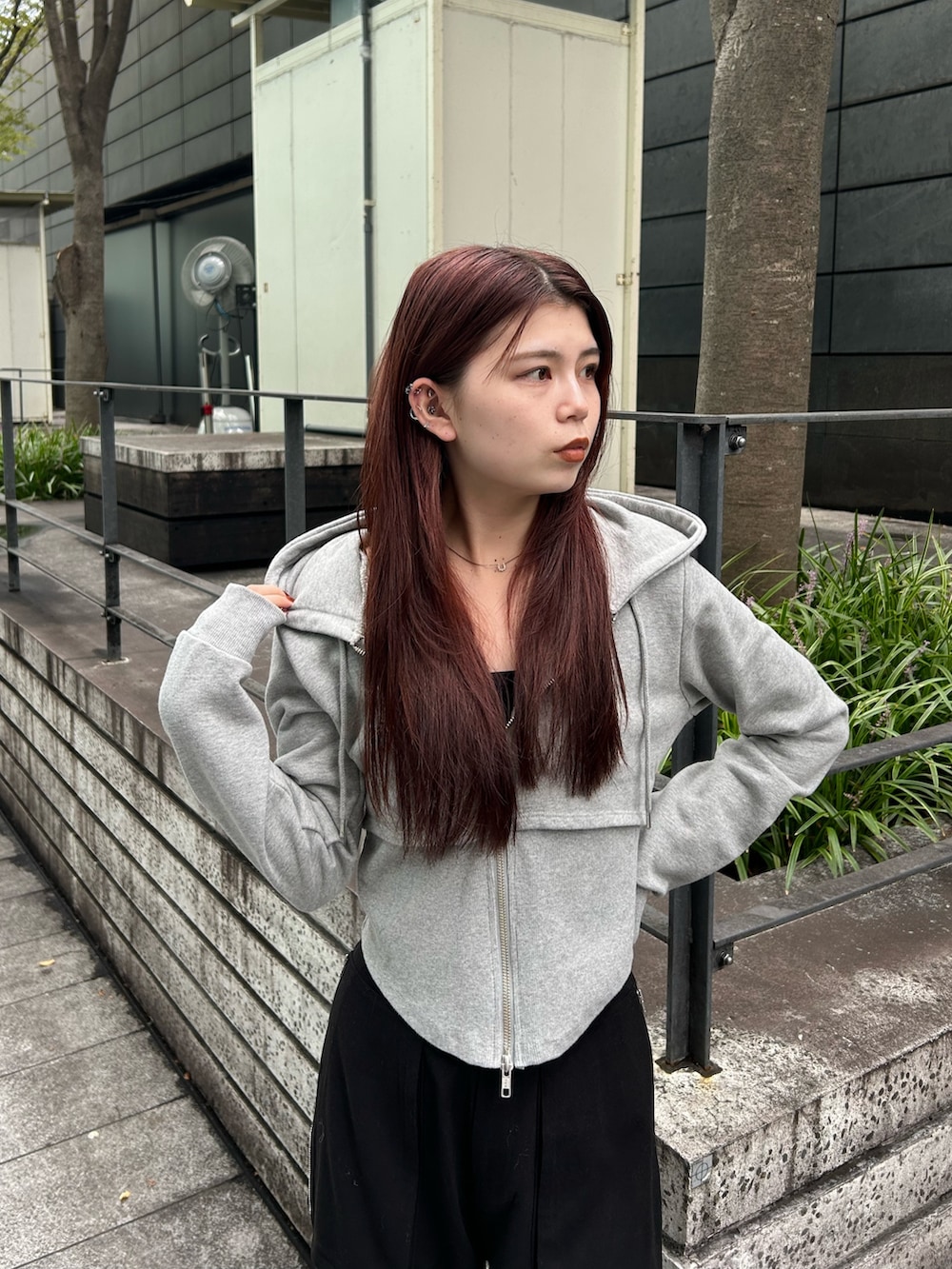 ブラック系のカーゴパンツ、グレー系のパーカー、ブラック系のブーツを着用したレディースの秋コーディネートの4枚目の写真