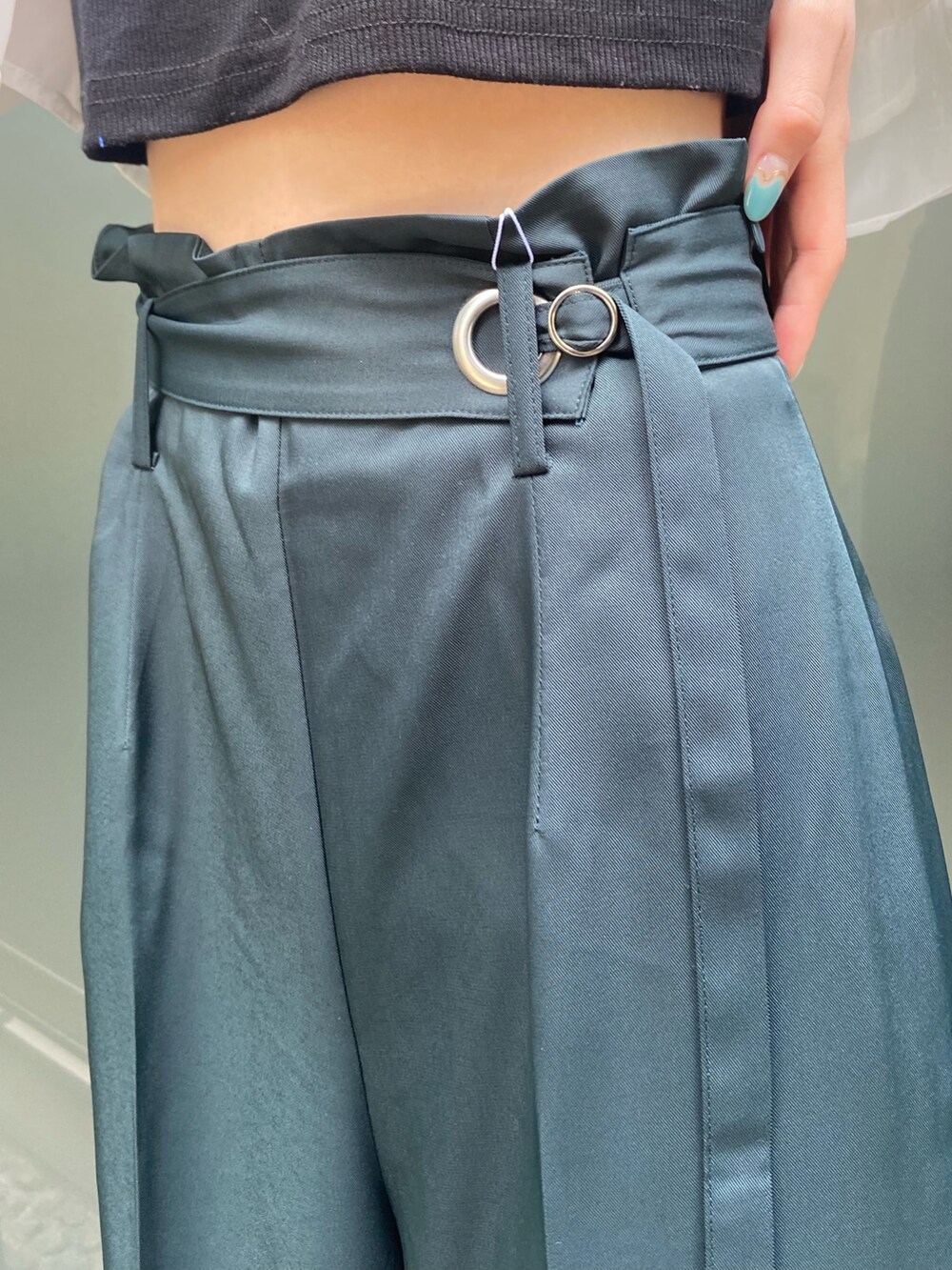 グリーン系のその他パンツ、ホワイト系のシャツ/ブラウスを着用したレディースの夏コーディネートの5枚目の写真