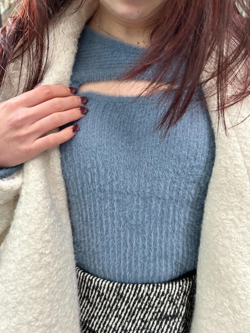 ホワイト系のブルゾン、ブルー系のニット/セーター、その他のスカートを着用したレディースの冬コーディネートの5枚目の写真