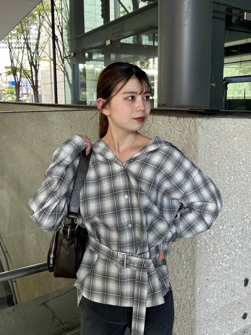 ホワイト系のシャツ/ブラウス、ブラック系のデニムパンツ、ブラック系のブーツを着用したレディースの秋コーディネートの4枚目の写真