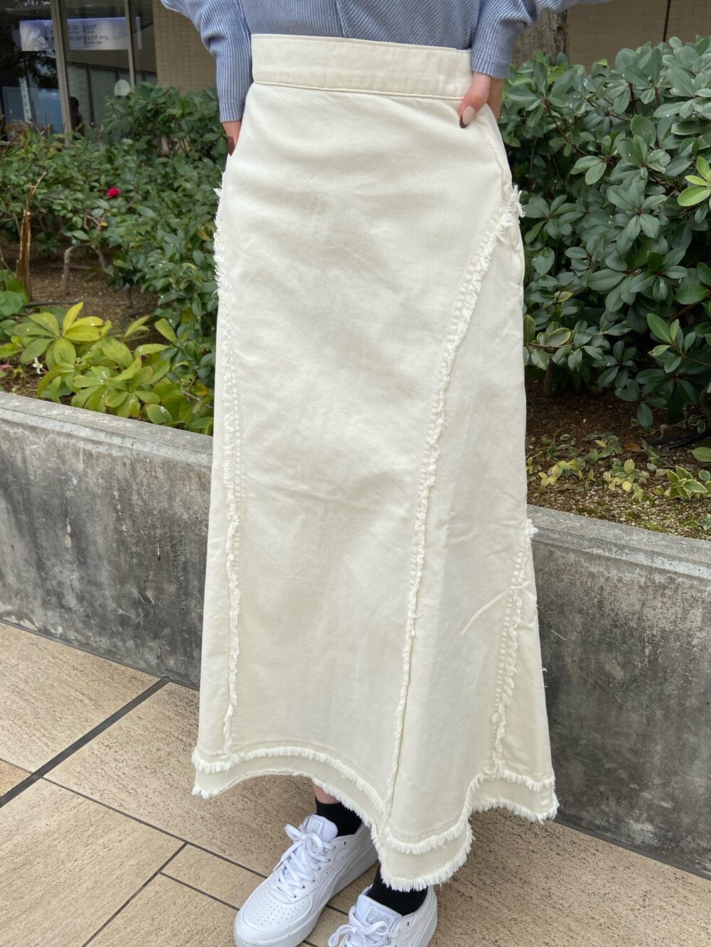 ホワイト系のデニムスカート、ブルー系のTシャツ/カットソーを着用したレディースの冬コーディネートの4枚目の写真