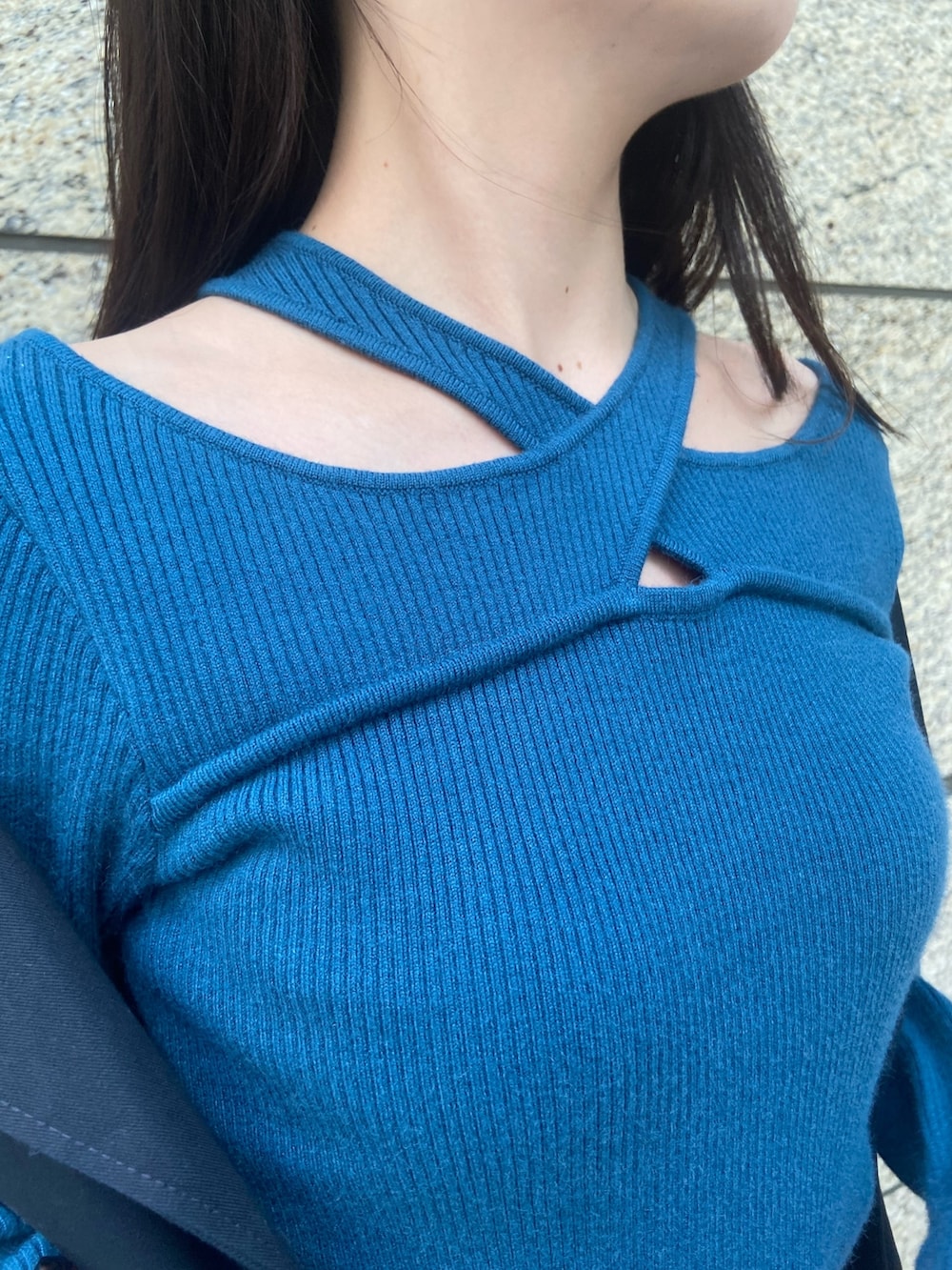 ブルー系のトレンチコート、ホワイト系のスカート、ブラック系のブーツを着用したレディースの秋コーディネートの6枚目の写真