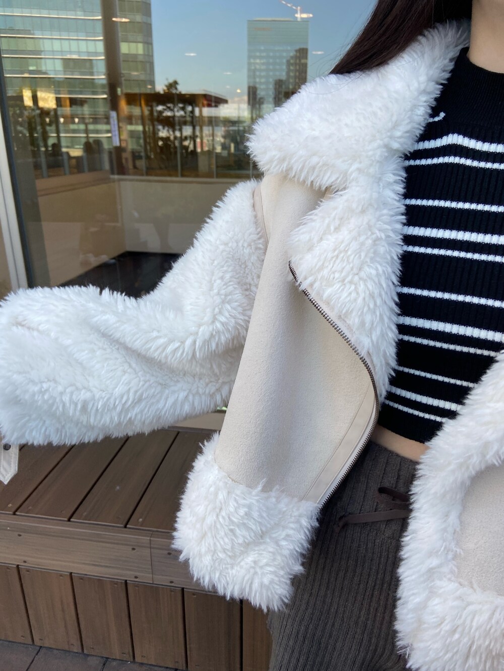 ホワイト系のムートンコート、その他のニット/セーター、グレー系のその他パンツを着用したレディースの冬コーディネートの5枚目の写真