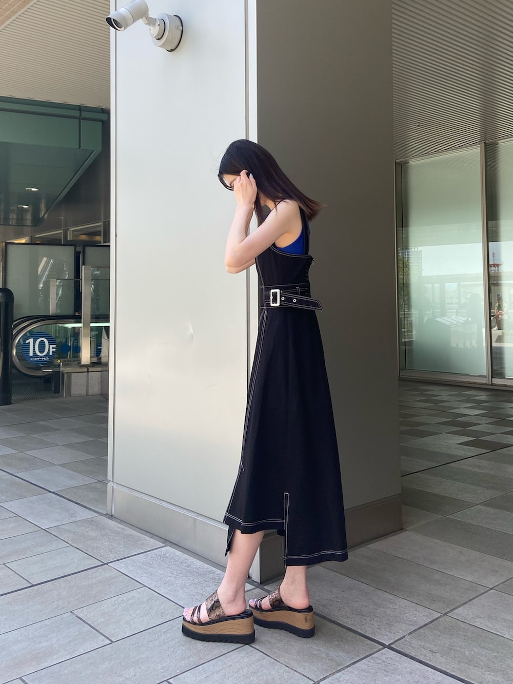 ブルー系のTシャツ/カットソー、ブラック系のワンピースを着用したレディースの夏コーディネートの3枚目の写真