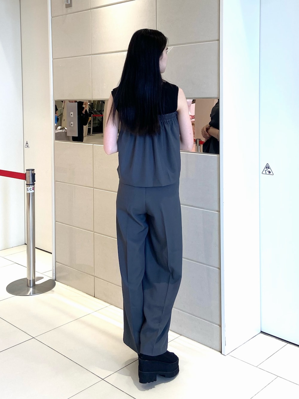 グレー系のその他パンツ、ブラック系のタンクトップを着用したレディースの夏コーディネートの2枚目の写真