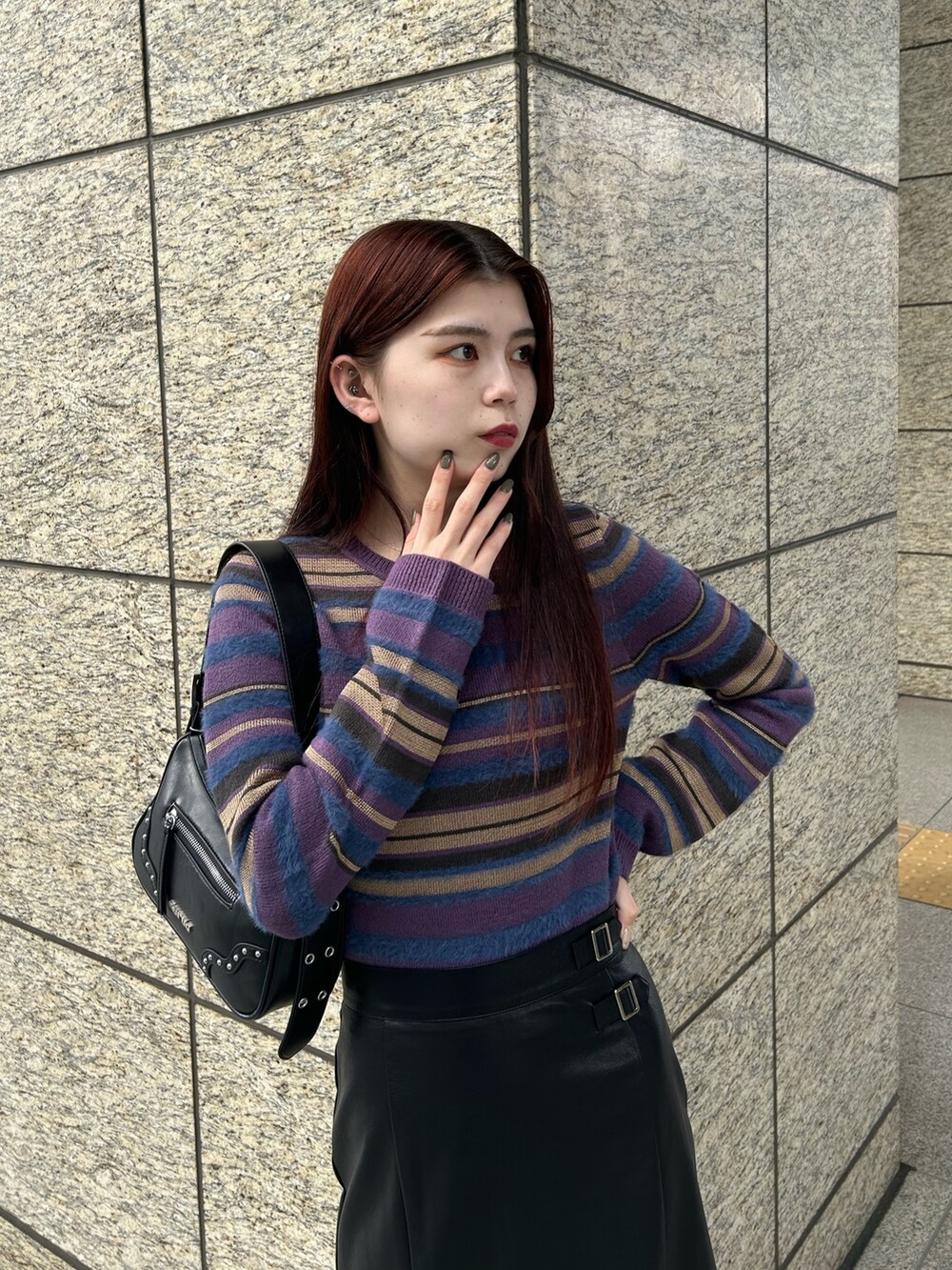 パープル系のニット/セーター、ブラック系のスカート、ブラック系のブーツを着用したレディースの秋コーディネートの4枚目の写真