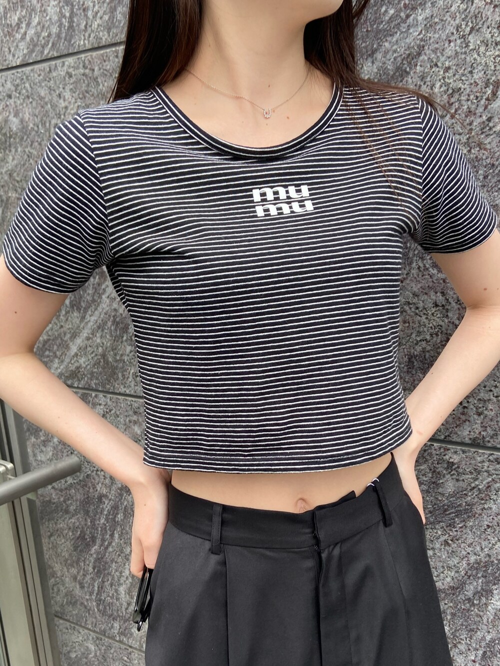 ブラック系のその他パンツ、その他のTシャツ/カットソー、ブラック系のサンダルを着用したレディースの春コーディネートの5枚目の写真