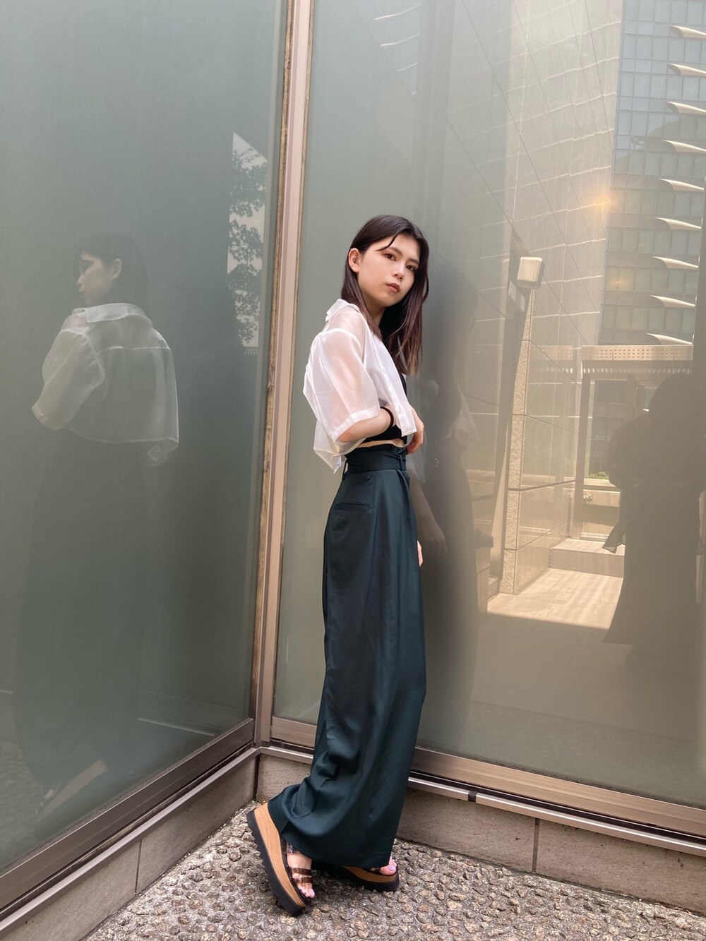 グリーン系のその他パンツ、ホワイト系のシャツ/ブラウスを着用したレディースの夏コーディネートの2枚目の写真