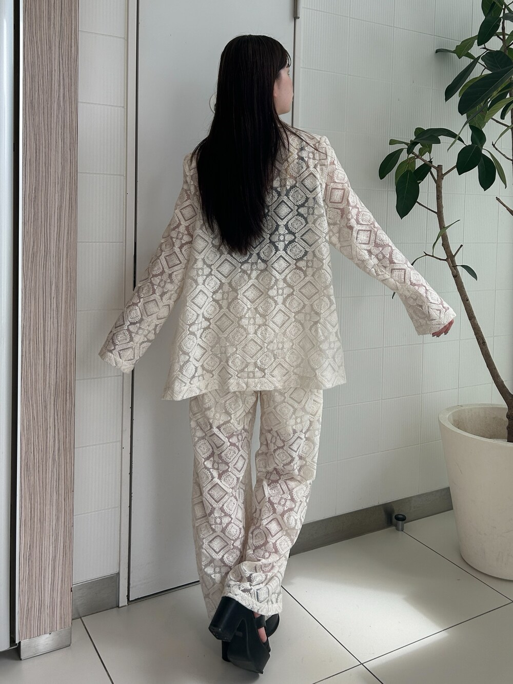 ホワイト系のその他パンツ、ホワイト系のテーラードジャケットを着用したレディースの夏コーディネートの2枚目の写真