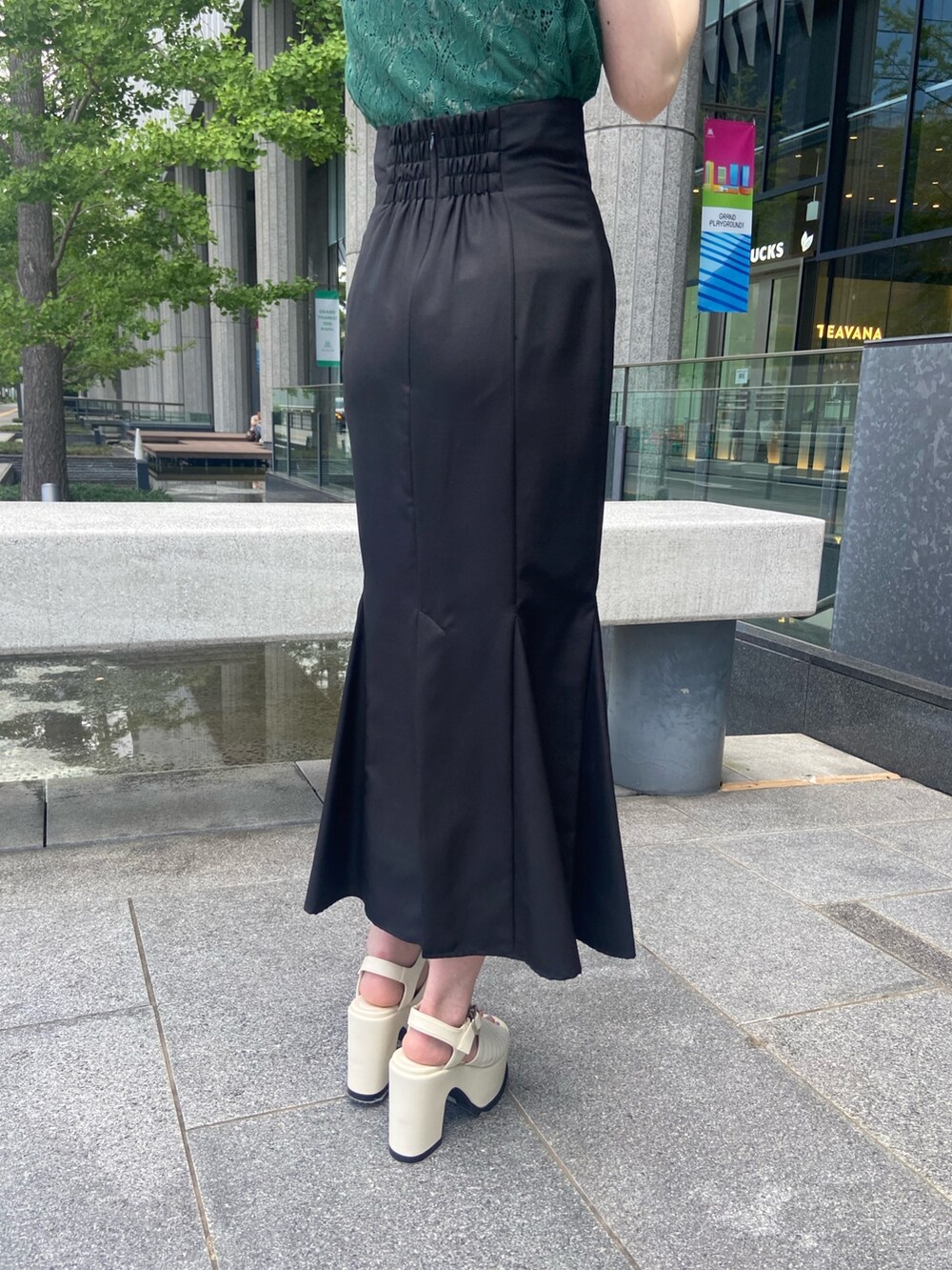 ブラック系のスカート、グリーン系のシャツ/ブラウスを着用したレディースの夏コーディネートの7枚目の写真