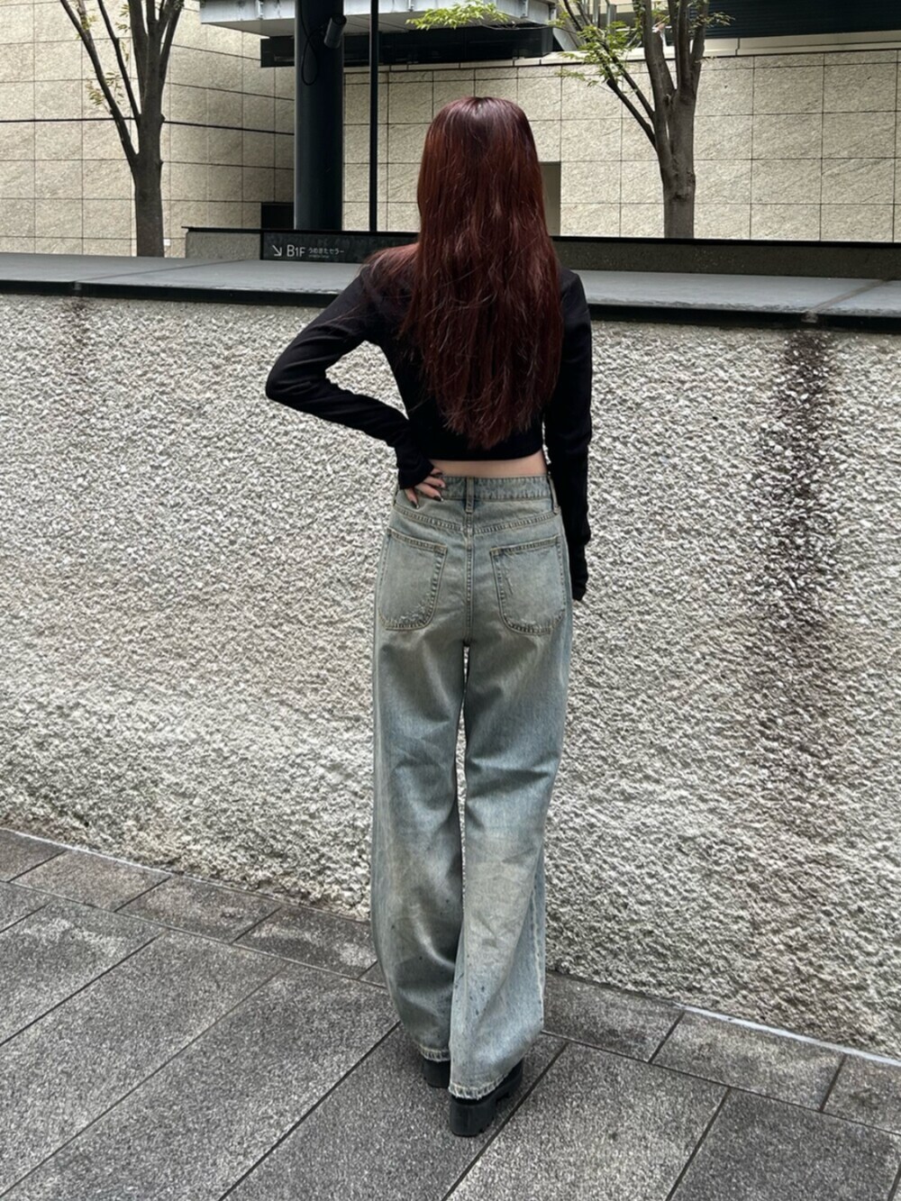 ブラック系のブーツ、ブルー系のデニムパンツ、ブラック系のTシャツ/カットソーを着用したレディースの秋コーディネートの2枚目の写真