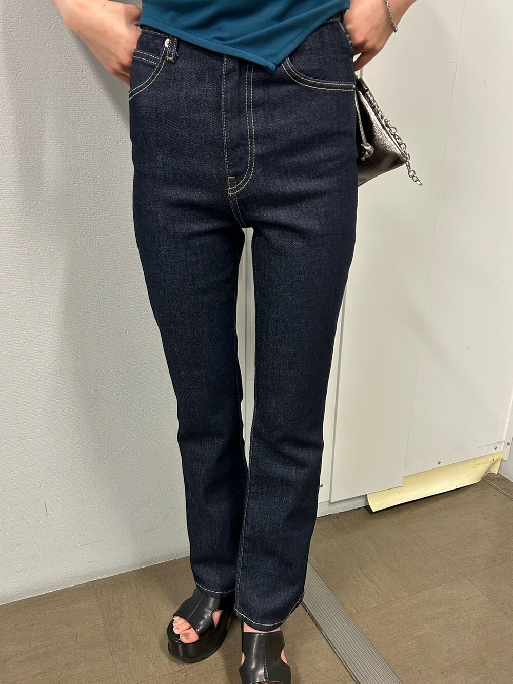 ブルー系のTシャツ/カットソー、ブルー系のデニムパンツ、ブラック系のサンダルを着用したレディースの夏コーディネートの6枚目の写真