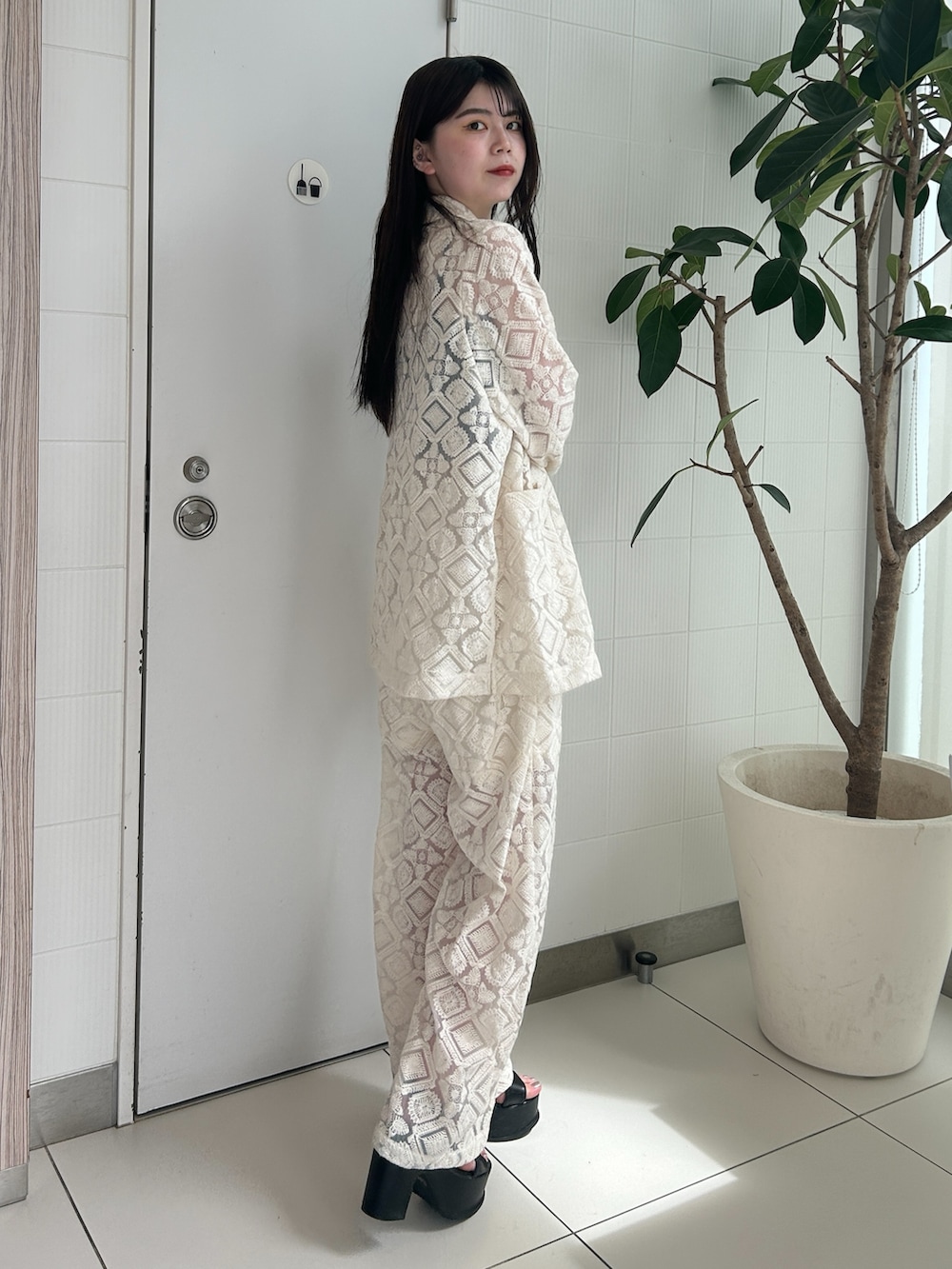 ホワイト系のその他パンツ、ホワイト系のテーラードジャケットを着用したレディースの夏コーディネートの3枚目の写真