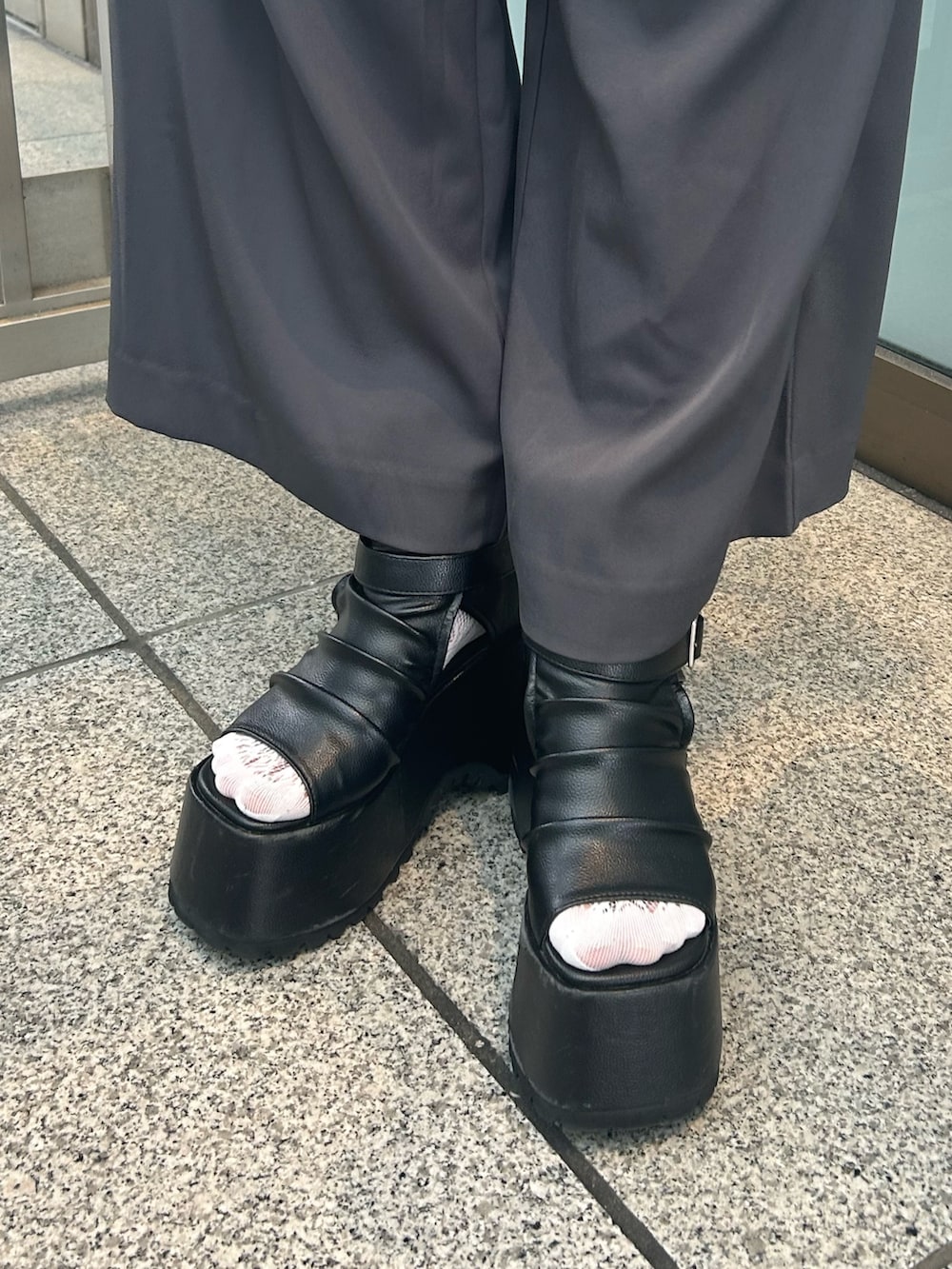 グレー系のつなぎ/オールインワン、ブラック系のブーツを着用したレディースの夏コーディネートの6枚目の写真