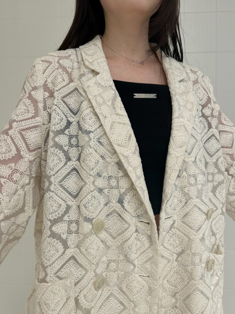 ホワイト系のその他パンツ、ホワイト系のテーラードジャケットを着用したレディースの夏コーディネートの5枚目の写真