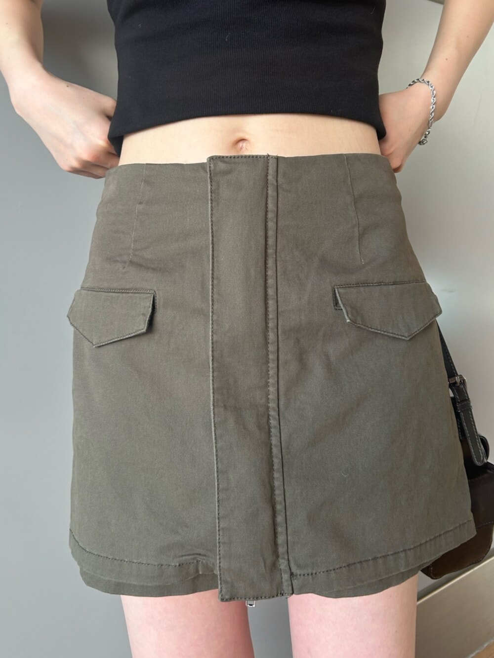 ブラック系のタンクトップ、グリーン系のその他パンツ、ブラック系のブーツを着用したレディースの夏コーディネートの6枚目の写真