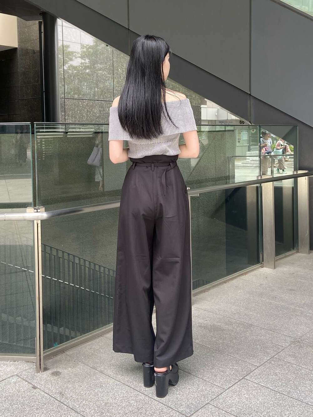 ブラック系のその他パンツ、グレー系のニット/セーターを着用したレディースの夏コーディネートの3枚目の写真