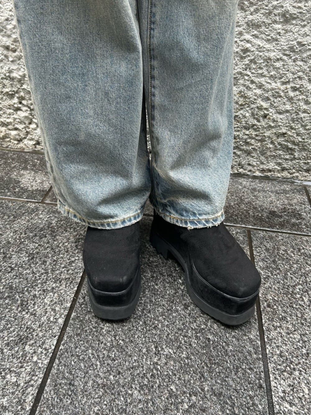 ブラック系のブーツ、ブルー系のデニムパンツ、ブラック系のTシャツ/カットソーを着用したレディースの秋コーディネートの7枚目の写真