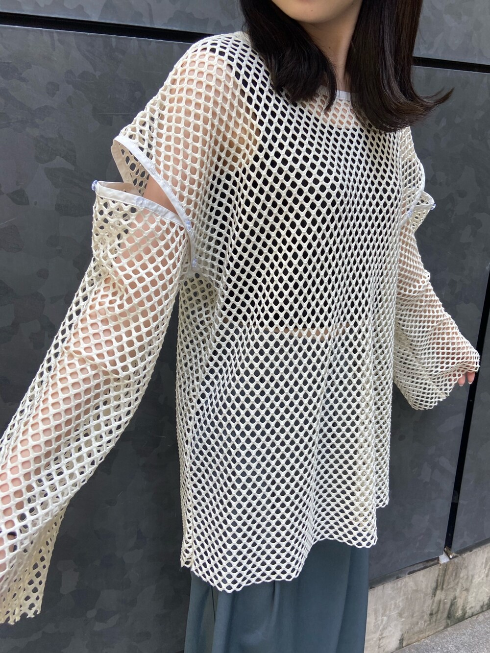 ホワイト系のシャツ/ブラウス、ブルー系のスラックス、ホワイト系のサンダルを着用したレディースの夏コーディネートの6枚目の写真