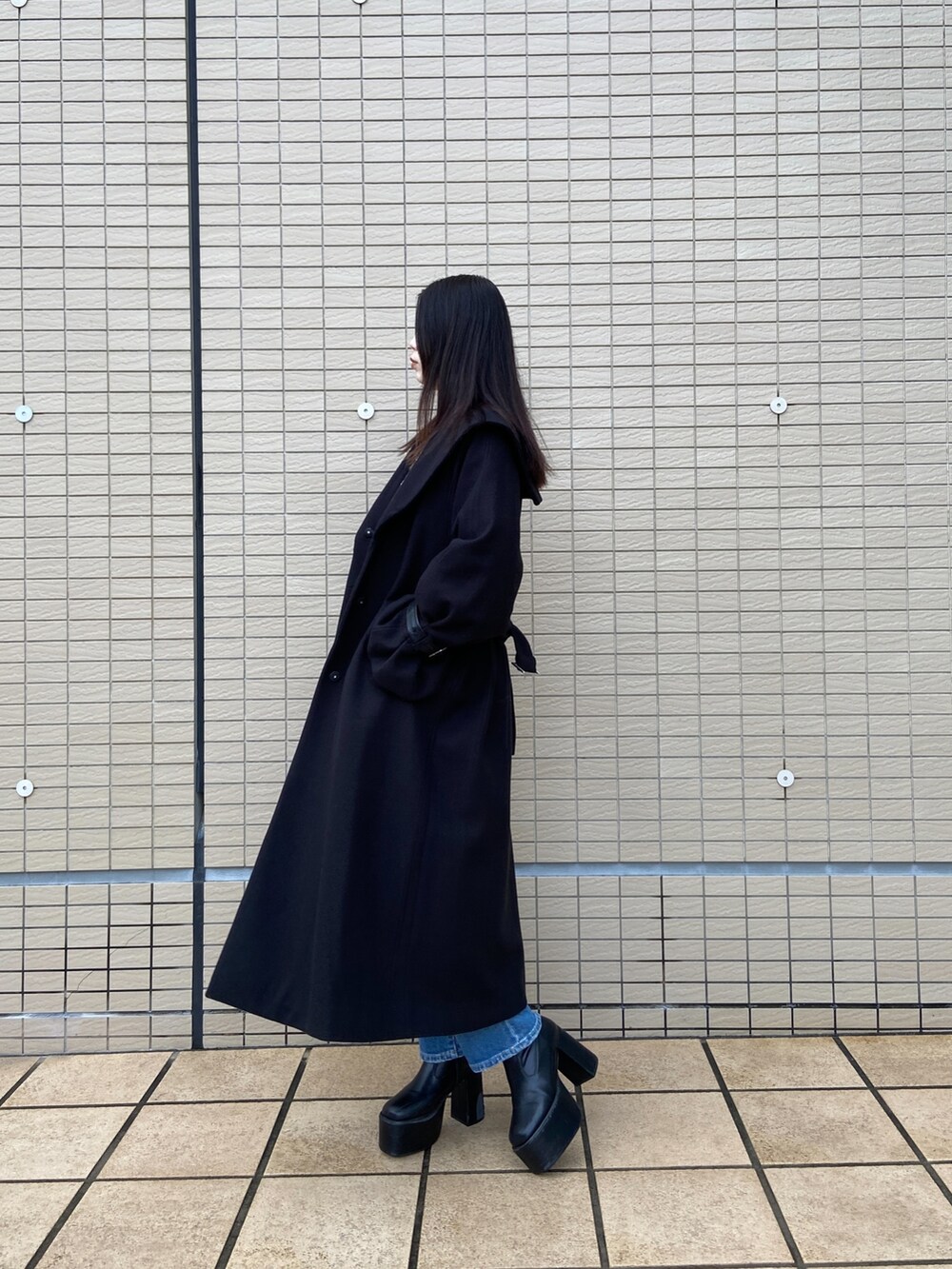 ブラック系のその他アウターを着用したレディースの冬コーディネートの2枚目の写真