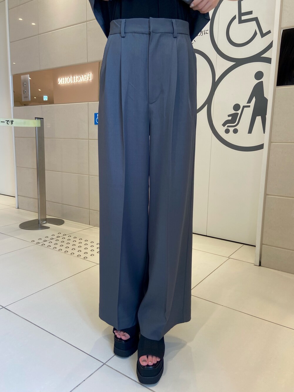 グレー系のその他パンツ、ブラック系のタンクトップを着用したレディースの夏コーディネートの6枚目の写真