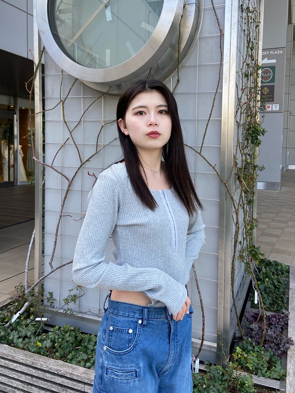 ブルー系のデニムパンツ、グレー系のTシャツ/カットソーを着用したレディースの春コーディネートの4枚目の写真