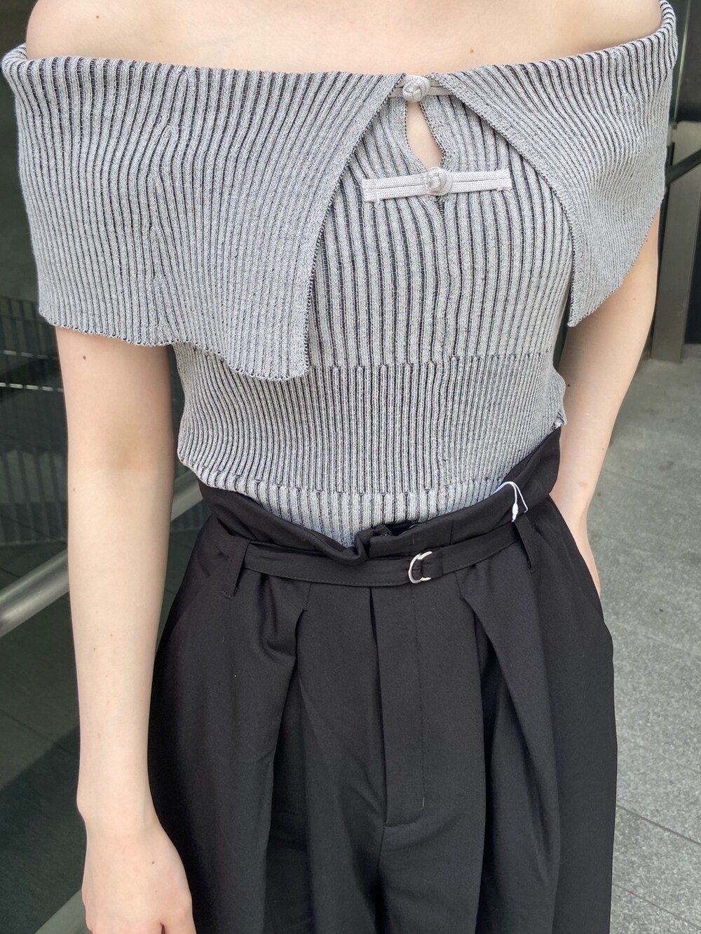 ブラック系のその他パンツ、グレー系のニット/セーターを着用したレディースの夏コーディネートの5枚目の写真