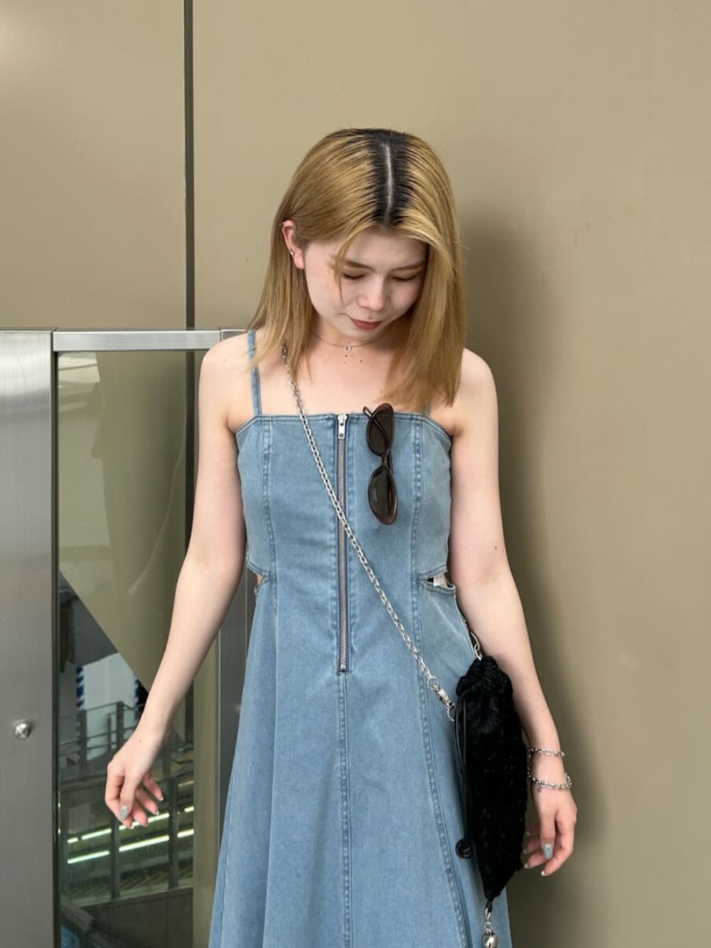 ブラック系のブーツ、ブルー系のワンピースを着用したレディースの夏コーディネートの4枚目の写真