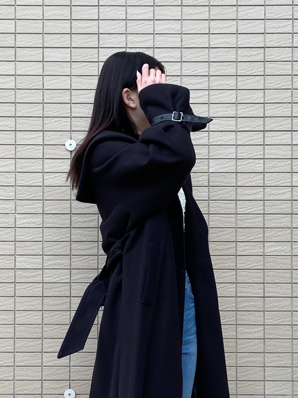 ブラック系のその他アウターを着用したレディースの冬コーディネートの4枚目の写真