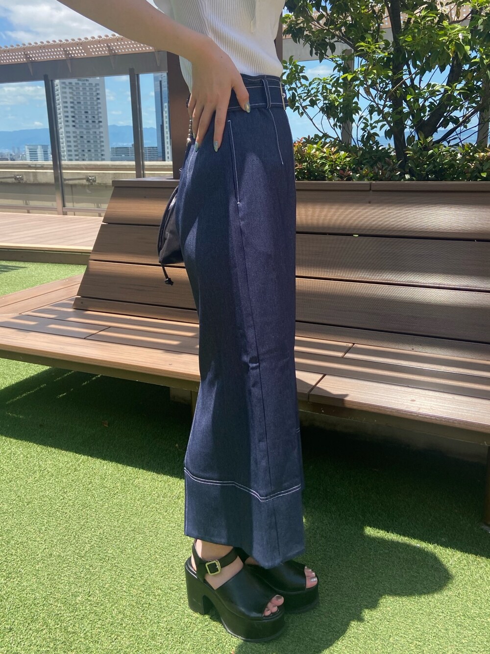 ホワイト系のニット/セーター、ブラック系のスカートを着用したレディースの夏コーディネートの6枚目の写真