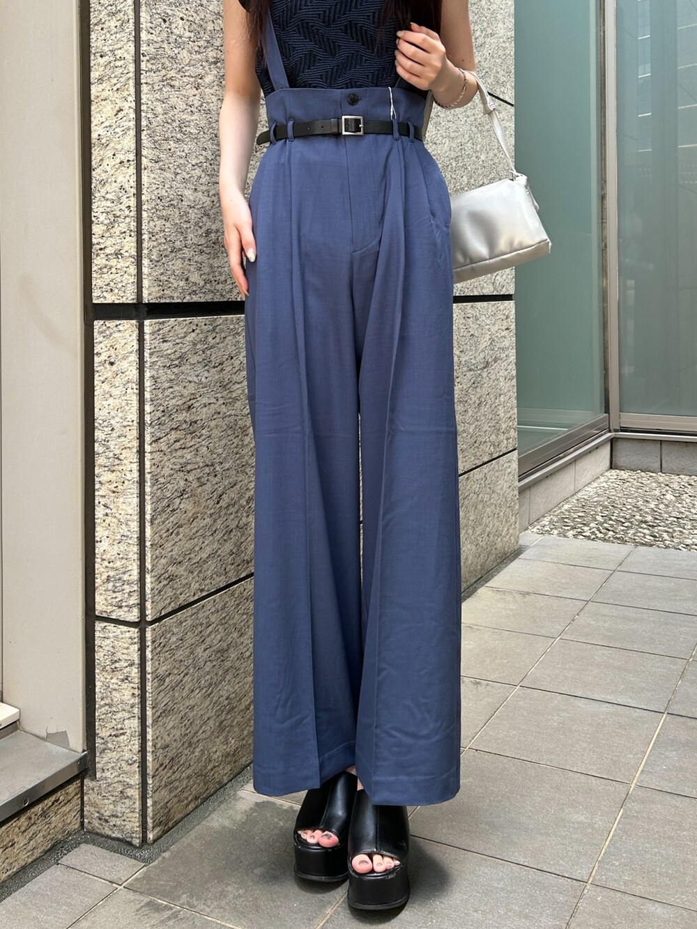 ブルー系のニット/セーター、ブルー系のその他パンツを着用したレディースの夏コーディネートの6枚目の写真
