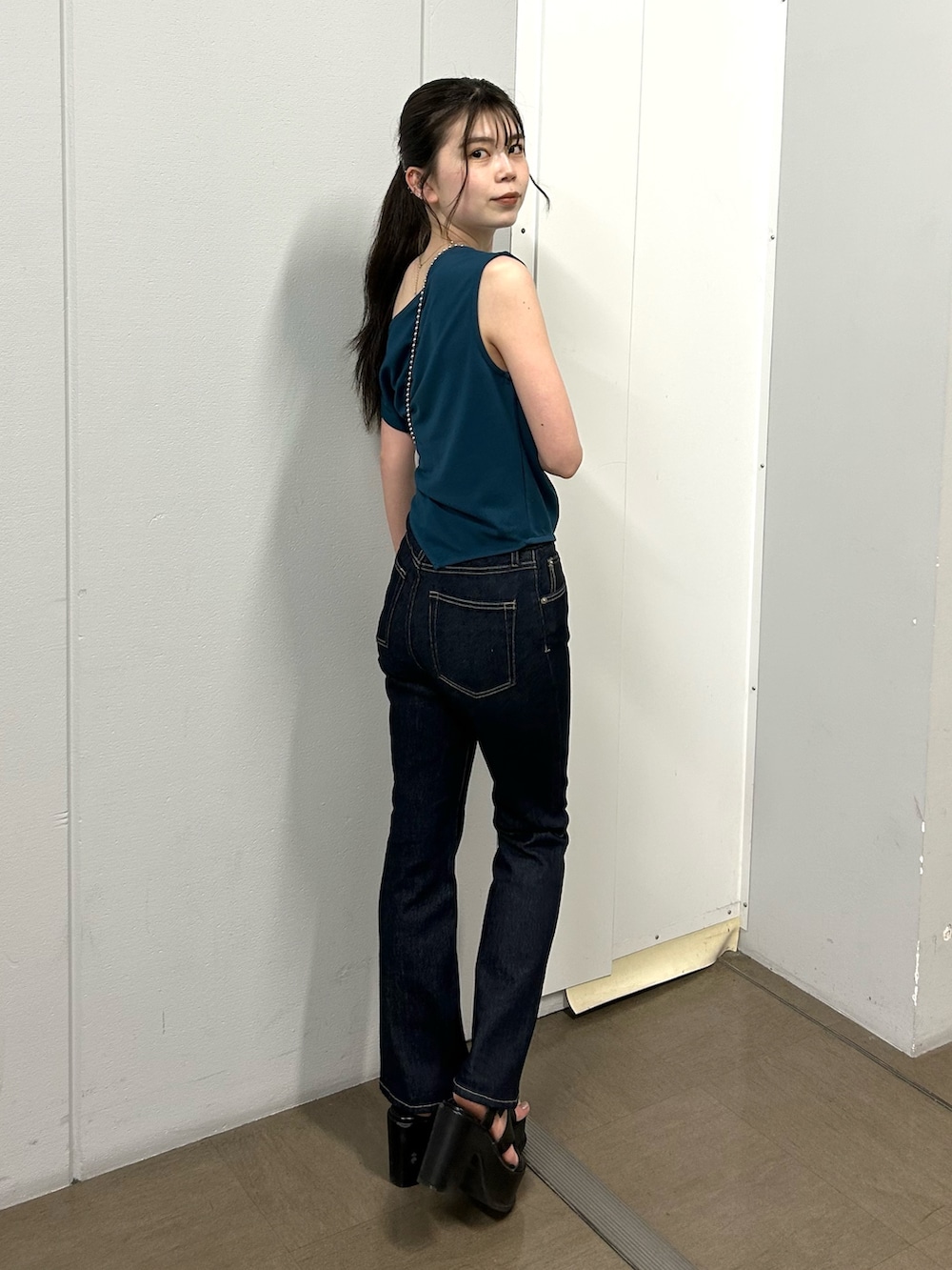 ブルー系のTシャツ/カットソー、ブルー系のデニムパンツ、ブラック系のサンダルを着用したレディースの夏コーディネートの3枚目の写真
