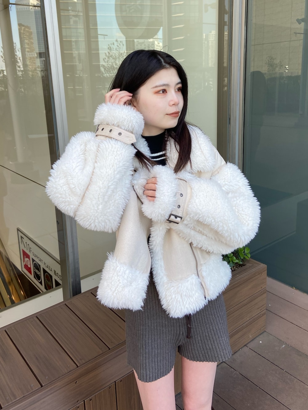 ホワイト系のムートンコート、その他のニット/セーター、グレー系のその他パンツを着用したレディースの冬コーディネートの3枚目の写真