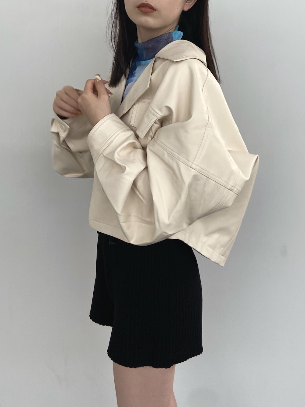 ブラック系のその他パンツ、ホワイト系のブルゾン、ブルー系のTシャツ/カットソーを着用したレディースの秋コーディネートの4枚目の写真