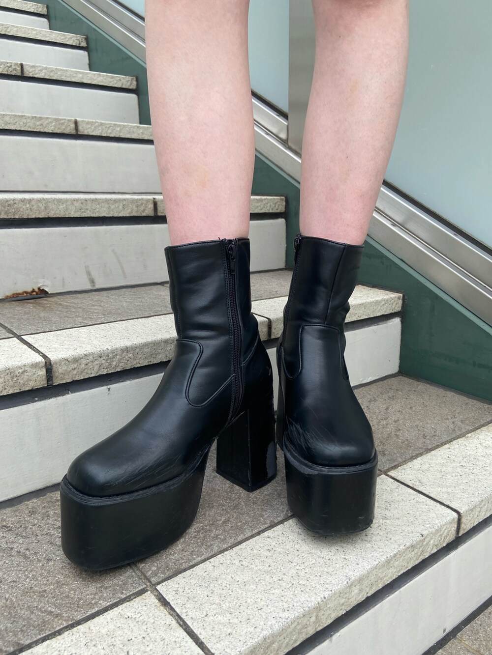 ホワイト系のワンピース、ブラック系のブーツを着用したレディースの秋コーディネートの7枚目の写真