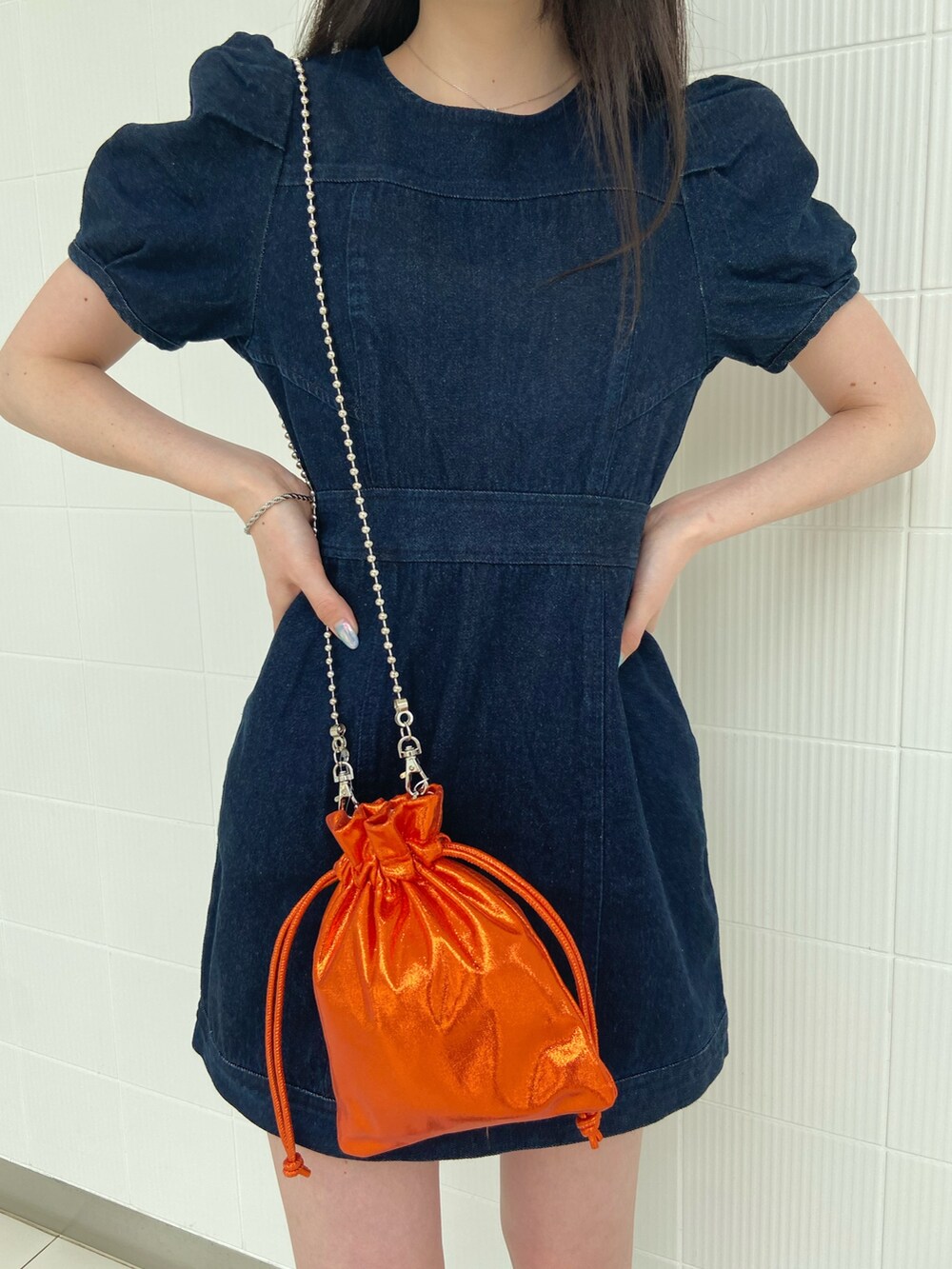 ブルー系のワンピースを着用したレディースの夏コーディネートの5枚目の写真