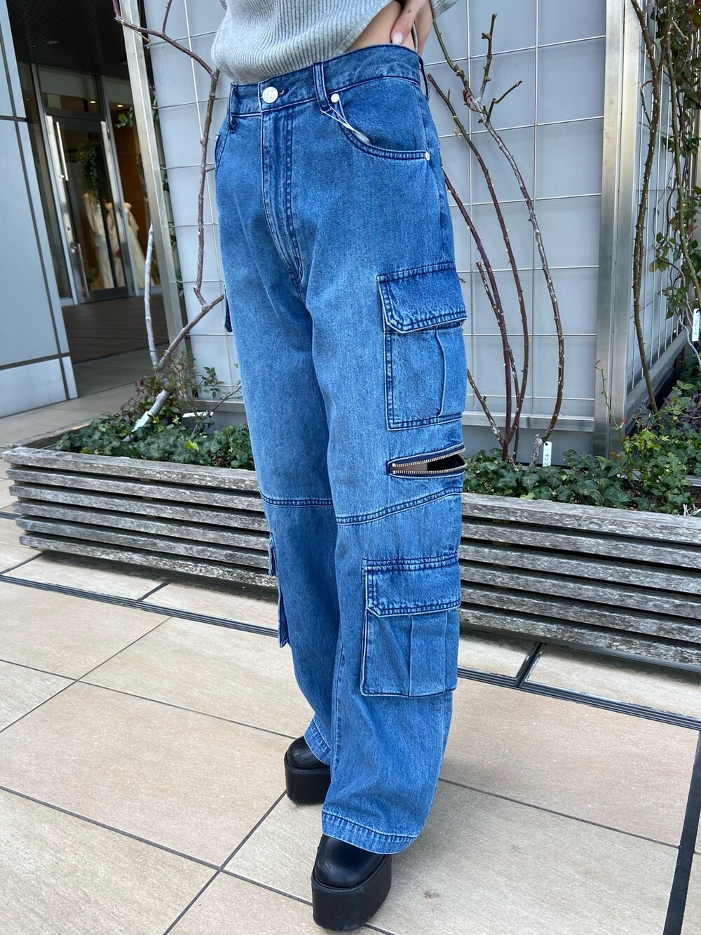 ブルー系のデニムパンツ、グレー系のTシャツ/カットソーを着用したレディースの春コーディネートの6枚目の写真